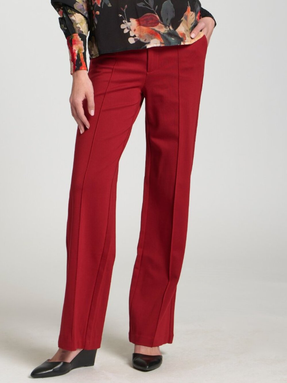 NWT APNY Front Zip Pant with Pin Tucked Leg in Cherry Red